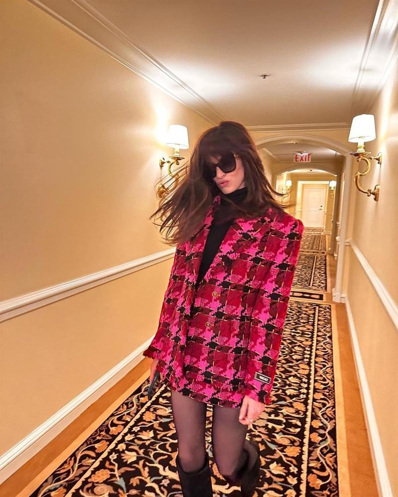 10 cách mặc áo blazer sang trọng và quý phái của Anne Hathaway-8