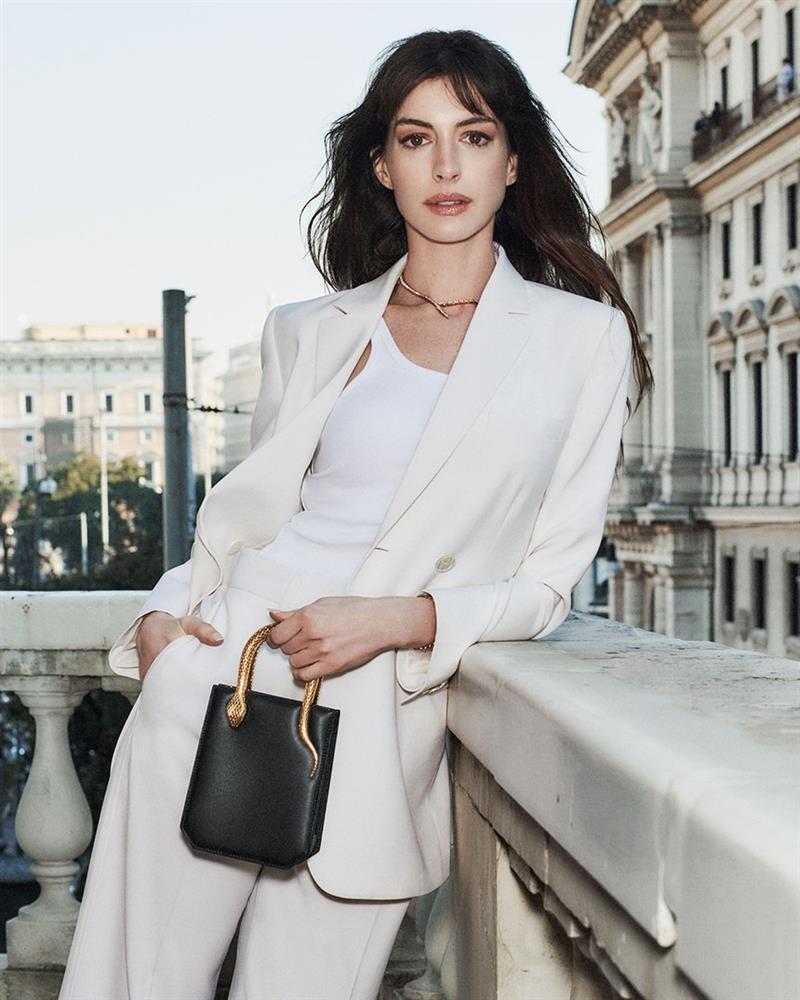 10 cách mặc áo blazer sang trọng và quý phái của Anne Hathaway-10