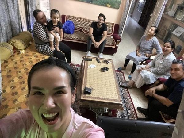 Con gái Võ Hạ Trâm lần đầu được sang Ấn Độ đón Tết Diwali cùng bà nội, biểu cảm nhóc tì gây chú ý-1