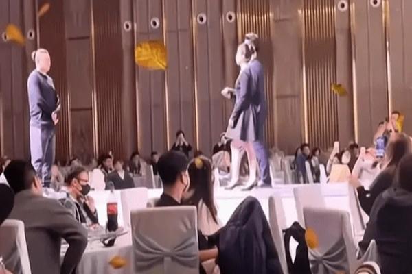 Trung Quốc: Cặp đôi tổ chức tiệc ly hôn, mời khách nhận lại tiền mừng cưới-2