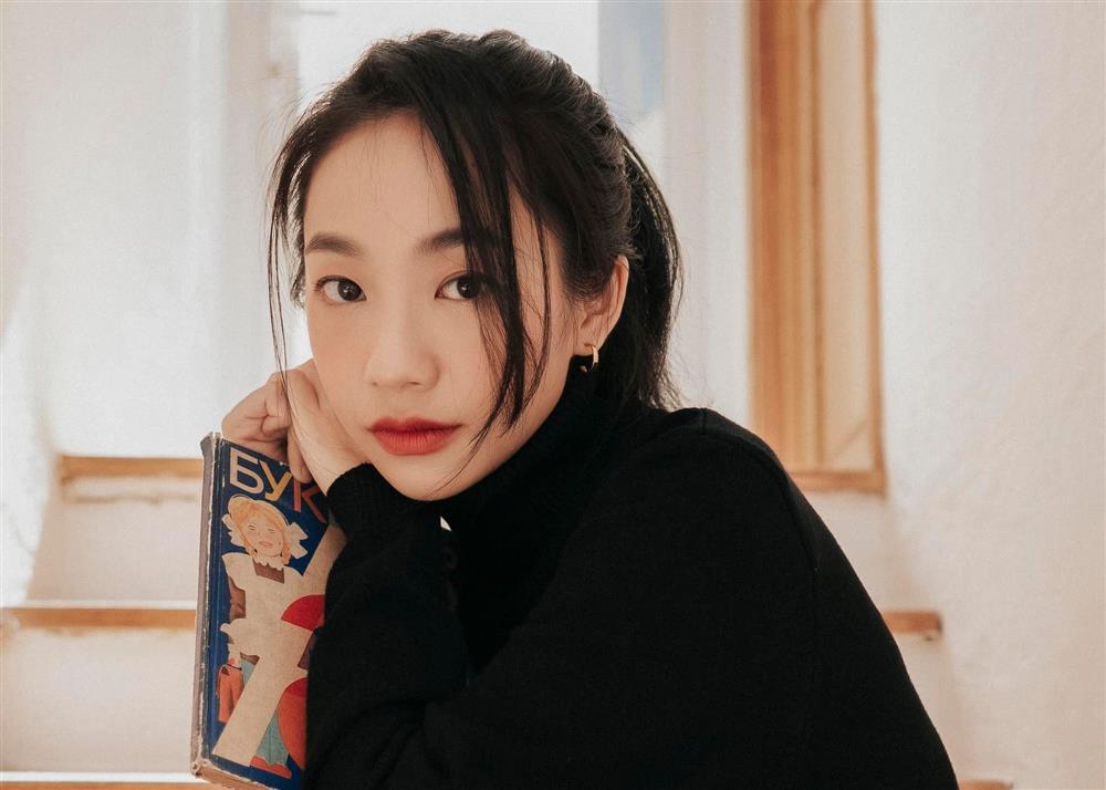 Sắc vóc đời thường của nữ diễn viên 27 tuổi vừa gia nhập vũ trụ phim VFC-6