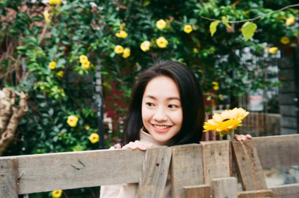 Sắc vóc đời thường của nữ diễn viên 27 tuổi vừa gia nhập vũ trụ phim VFC-9