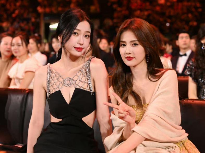 Đi ăn tối cùng Bạch Lộc, Ngu Thư Hân lại gây tranh cãi khi có hành động này-1