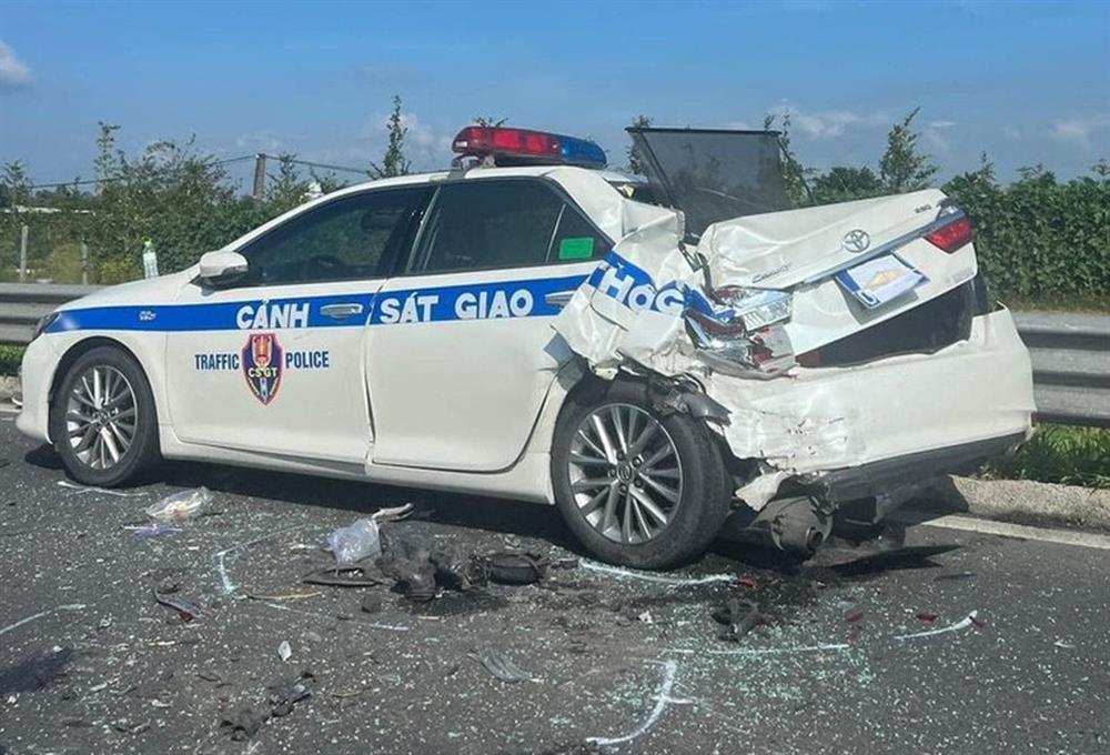 Cục CSGT lên tiếng về vụ xe tuần tra bị ô tô cứu thương đâm trên cao tốc-2
