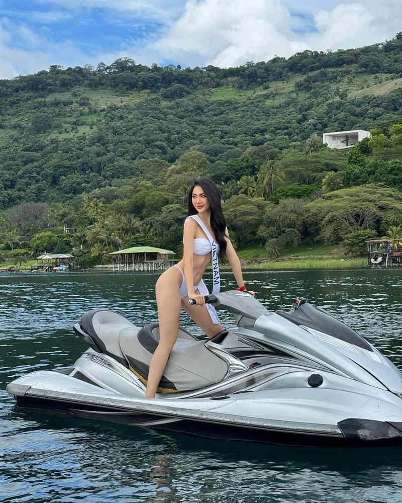 Bùi Quỳnh Hoa sexy diện bikini bên mô tô nước ở Miss Universe 2023-2