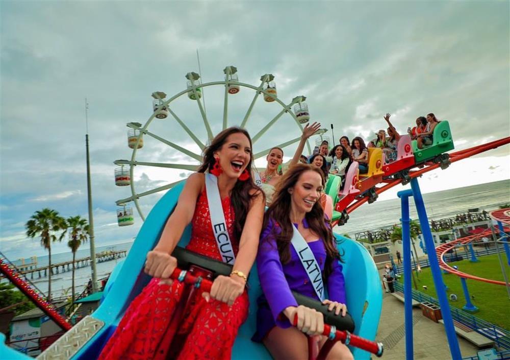 Bùi Quỳnh Hoa sexy diện bikini bên mô tô nước ở Miss Universe 2023-3