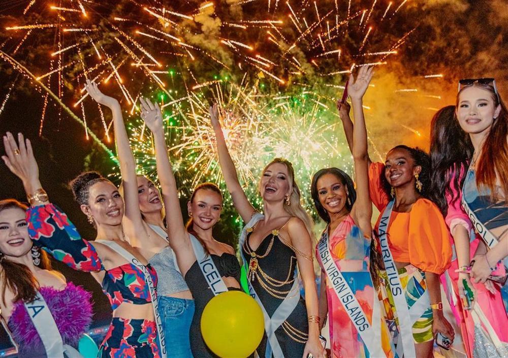 Bùi Quỳnh Hoa sexy diện bikini bên mô tô nước ở Miss Universe 2023-8