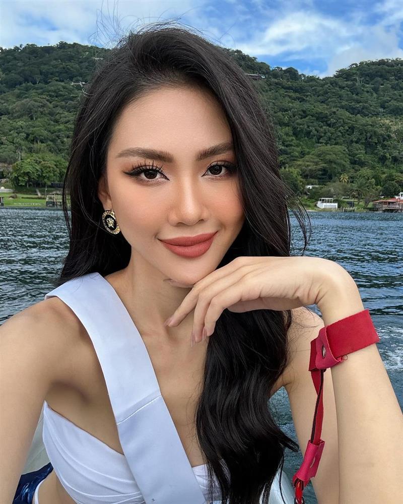 Bùi Quỳnh Hoa sexy diện bikini bên mô tô nước ở Miss Universe 2023-1