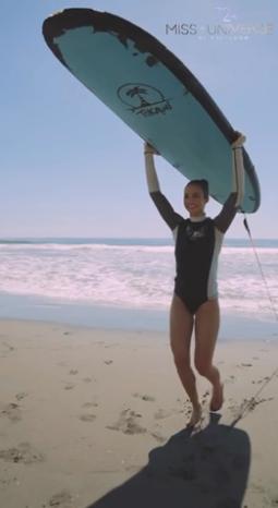 Bùi Quỳnh Hoa sexy diện bikini bên mô tô nước ở Miss Universe 2023-10