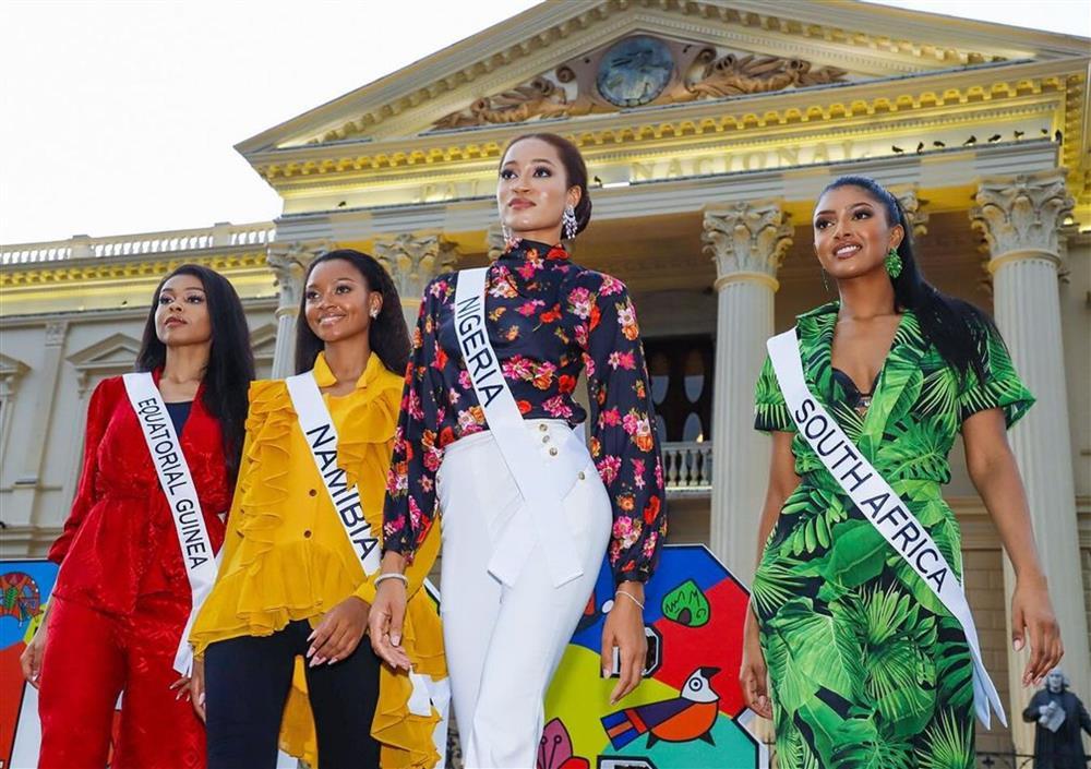 Bùi Quỳnh Hoa sexy diện bikini bên mô tô nước ở Miss Universe 2023-13