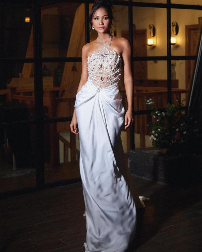 HHen Niê nhiều lần diện đồ hở eo thon, khoe vai trần gợi cảm-4