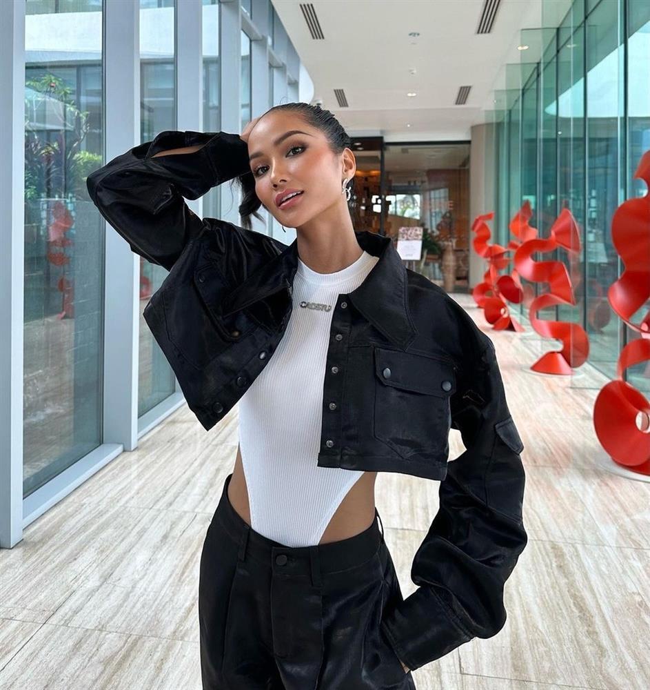 HHen Niê nhiều lần diện đồ hở eo thon, khoe vai trần gợi cảm-7