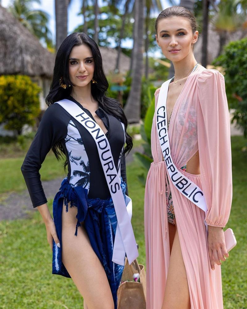 Bùi Quỳnh Hoa sexy diện bikini bên mô tô nước ở Miss Universe 2023-5