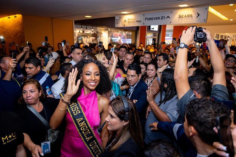 Bùi Quỳnh Hoa sexy diện bikini bên mô tô nước ở Miss Universe 2023-12