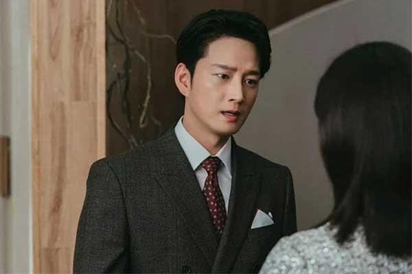 Đang đêm, một bàn tay quấn lấy tôi, khi nhìn rõ mặt người ấy, tôi phẫn nộ muốn khóc-2