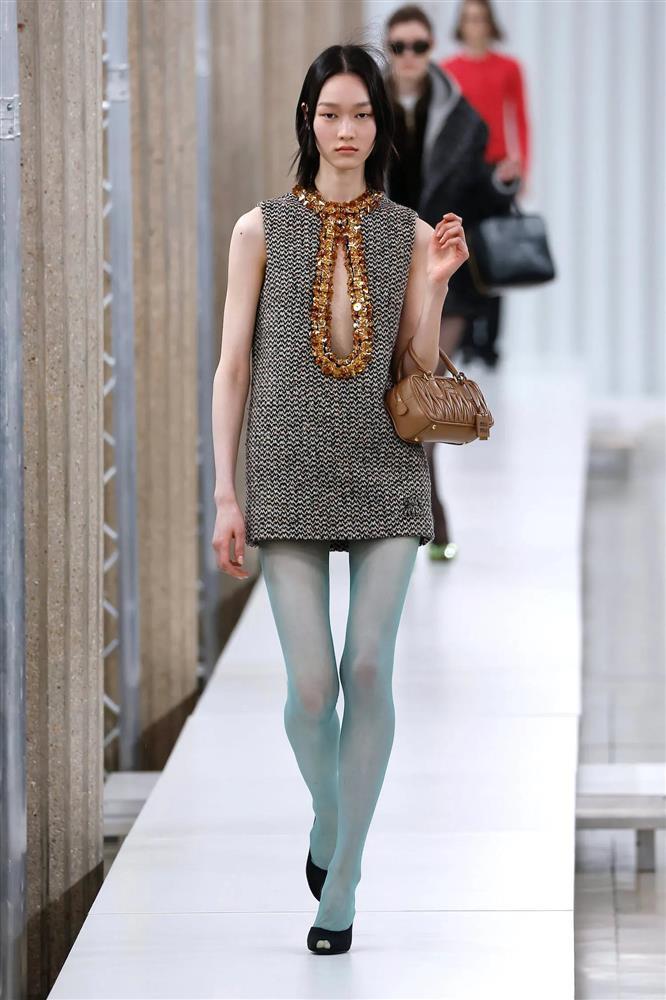 Hướng dẫn mix đồ với quần tất màu trong thời tiết lạnh-6