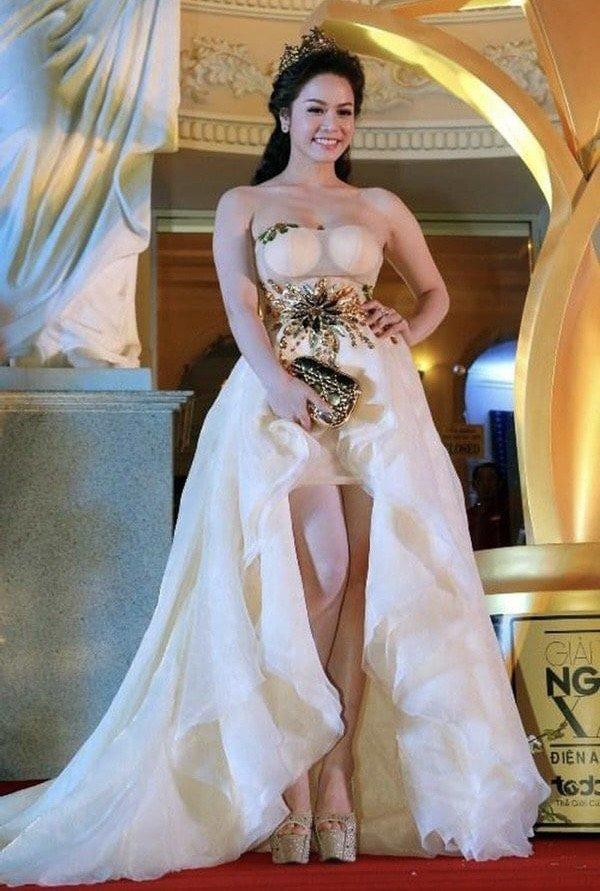 Nhật Kim Anh mắc lỗi thời trang với áo xuyên thấu, thay đổi điều này là 10 điểm hoàn hảo-4