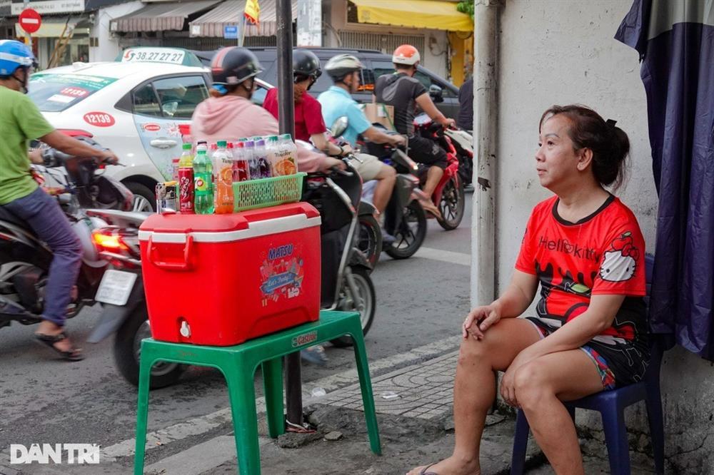 Hàng nước im lặng nuôi sống gia đình không nói, không nghe-4