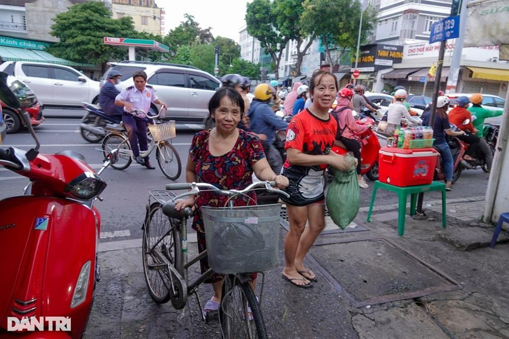 Hàng nước im lặng nuôi sống gia đình không nói, không nghe-5