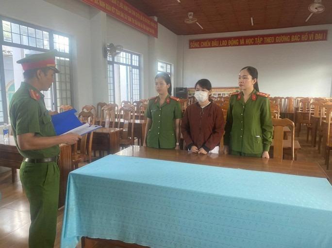 Bắt tạm giam người phụ nữ xé biên bản, đạp vào người CSGT-1