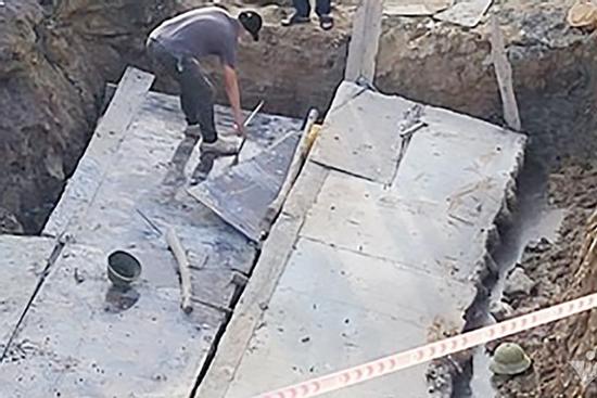 Yêu cầu đình chỉ đơn vị thi công sau vụ sập tấm đan 2 người tử vong