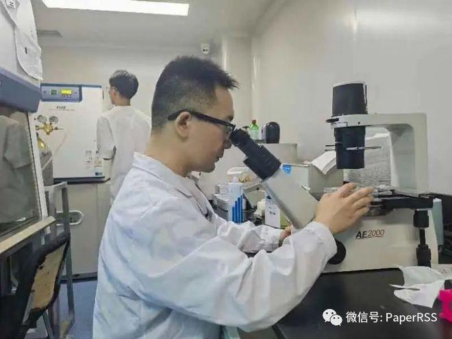 Bảo vệ luận án, tiến sĩ 28 tuổi bật khóc cảm ơn người mẹ nghèo-2