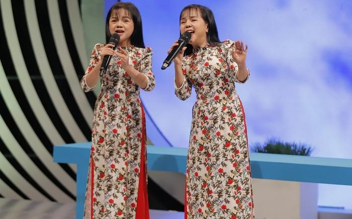 Tiếng hát yêu đời của cặp song ca chị em ruột có vóc dáng tí hon-1