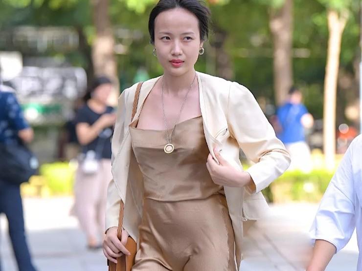 Trời se lạnh, chị em lưu ý gì để mặc đẹp không phô với váy dính thân?-11