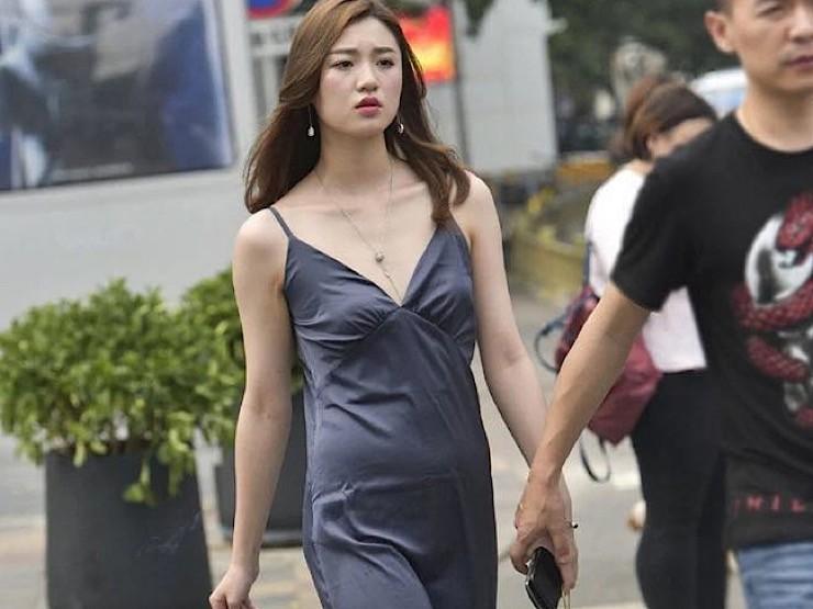 Trời se lạnh, chị em lưu ý gì để mặc đẹp không phô với váy dính thân?-13