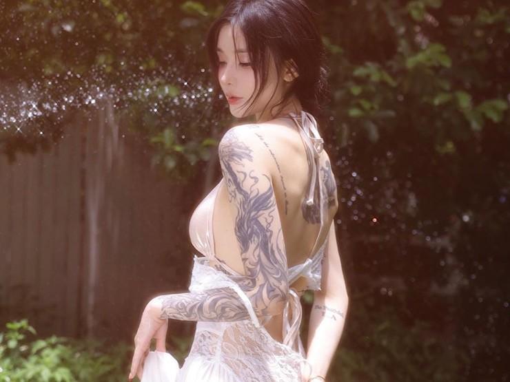 Trời se lạnh, chị em lưu ý gì để mặc đẹp không phô với váy dính thân?-7