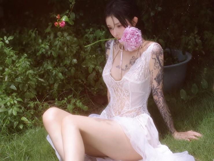 Trời se lạnh, chị em lưu ý gì để mặc đẹp không phô với váy dính thân?-8