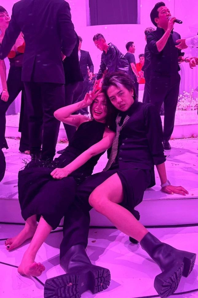 Ảnh Hòa Minzy ôm hôn Duy Khánh ở đám cưới Puka - Gin Tuấn Kiệt-3