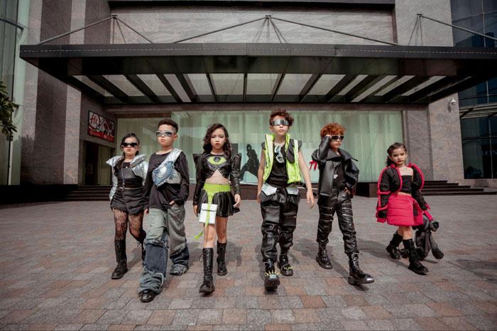 NTK Phạm Trần Thu Hằng bên dàn mẫu nhí tại AVIFW 2023-2