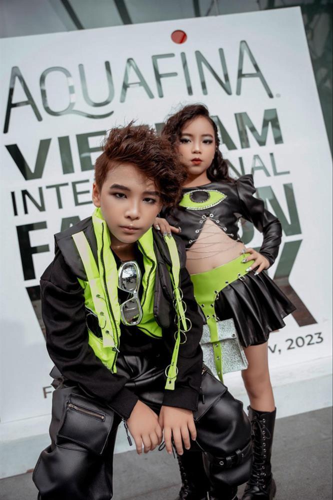 NTK Phạm Trần Thu Hằng bên dàn mẫu nhí tại AVIFW 2023-5