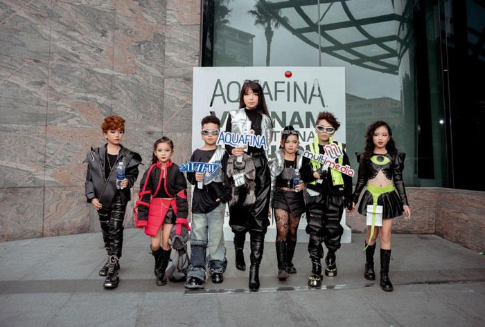 NTK Phạm Trần Thu Hằng bên dàn mẫu nhí tại AVIFW 2023-1