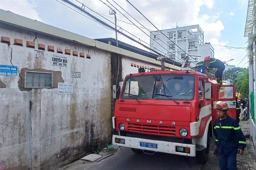 Cháy xưởng giấy giữa khu dân cư ở TP.HCM, nhiều người tháo chạy-2