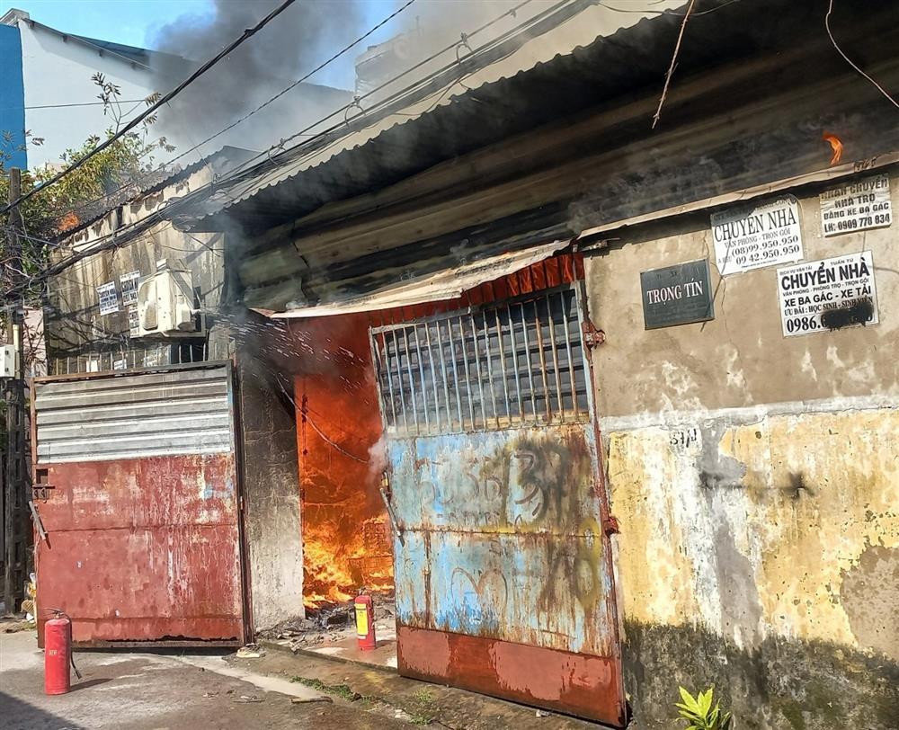 Cháy xưởng giấy giữa khu dân cư ở TP.HCM, nhiều người tháo chạy-1