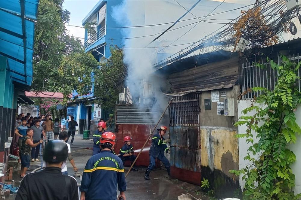 Cháy xưởng giấy giữa khu dân cư ở TP.HCM, nhiều người tháo chạy-3
