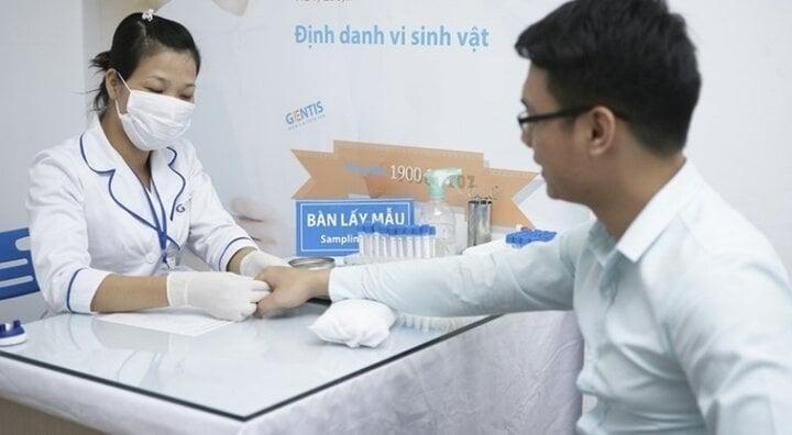 Thấy con giống tình cũ của vợ, người đàn ông vội vã đi xét nghiệm ADN-1