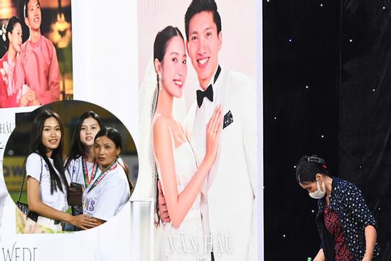 Khoảnh khắc mẹ Văn Hậu tần tảo quét dọn bên khung ảnh cưới lung linh của con trai và con dâu