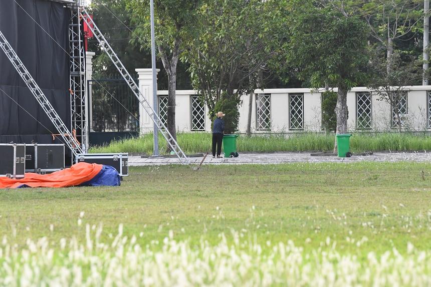 Khoảnh khắc mẹ Văn Hậu tần tảo quét dọn bên khung ảnh cưới lung linh của con trai và con dâu-6