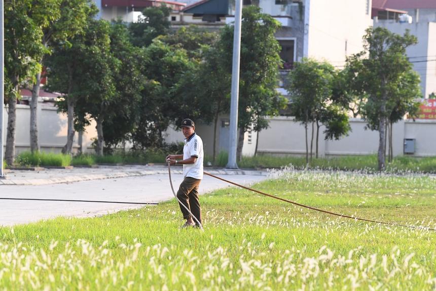 Khoảnh khắc mẹ Văn Hậu tần tảo quét dọn bên khung ảnh cưới lung linh của con trai và con dâu-2