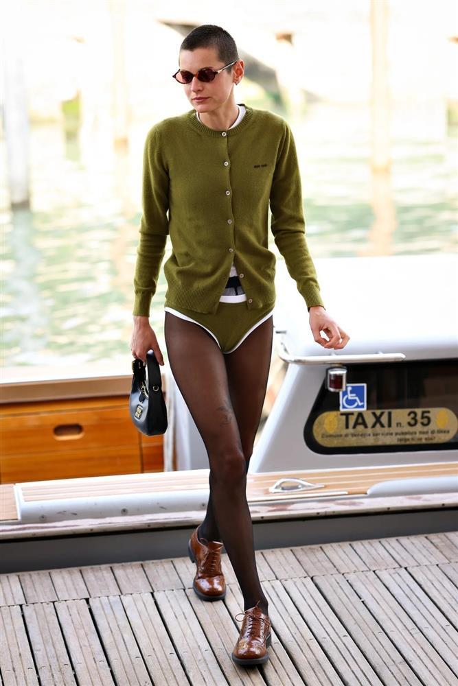 Xu hướng mặc nội y dạo phố gây tranh cãi-5