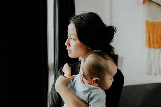 Gọi điện cho chồng về đưa con đi viện, anh nói một câu phũ phàng