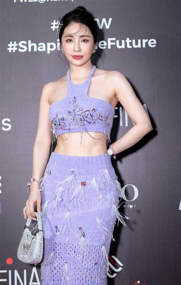 Quỳnh Nga khoe eo thon hội ngộ chị đẹp Hồng Nhung-1