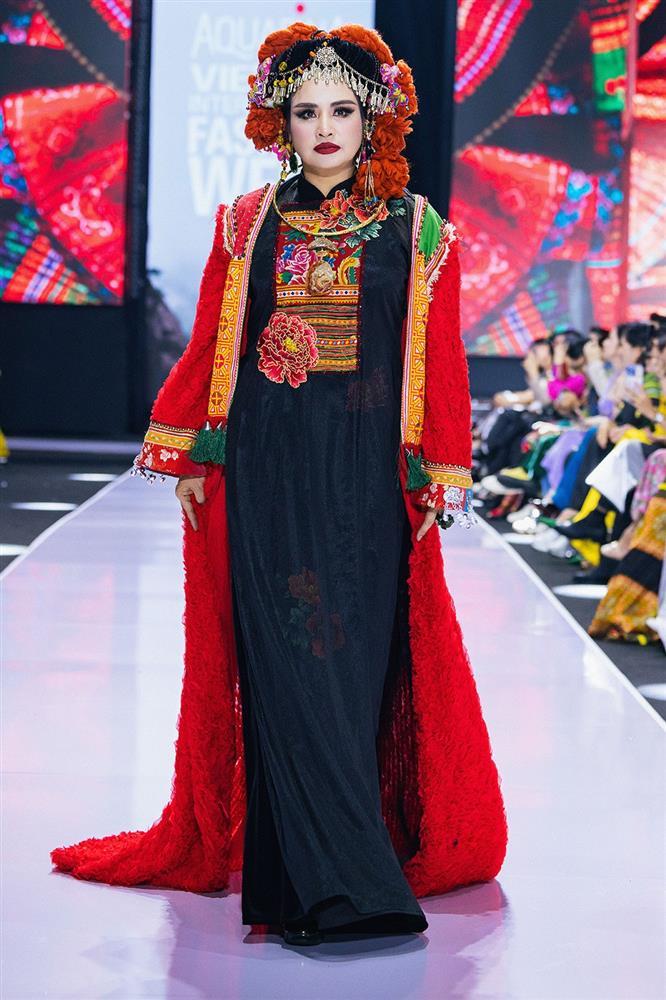 Quang Anh và Bảo Hân nắm tay tình tứ, Thanh Lam diễn xuất thần trên sàn catwalk-1