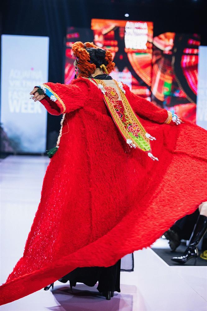 Quang Anh và Bảo Hân nắm tay tình tứ, Thanh Lam diễn xuất thần trên sàn catwalk-2