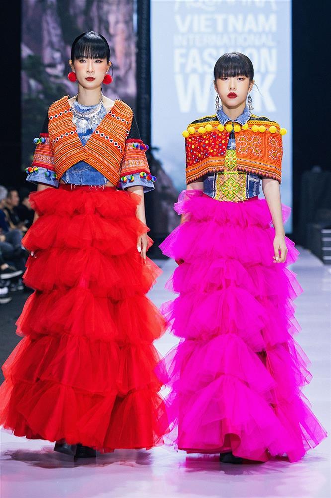 Quang Anh và Bảo Hân nắm tay tình tứ, Thanh Lam diễn xuất thần trên sàn catwalk-8