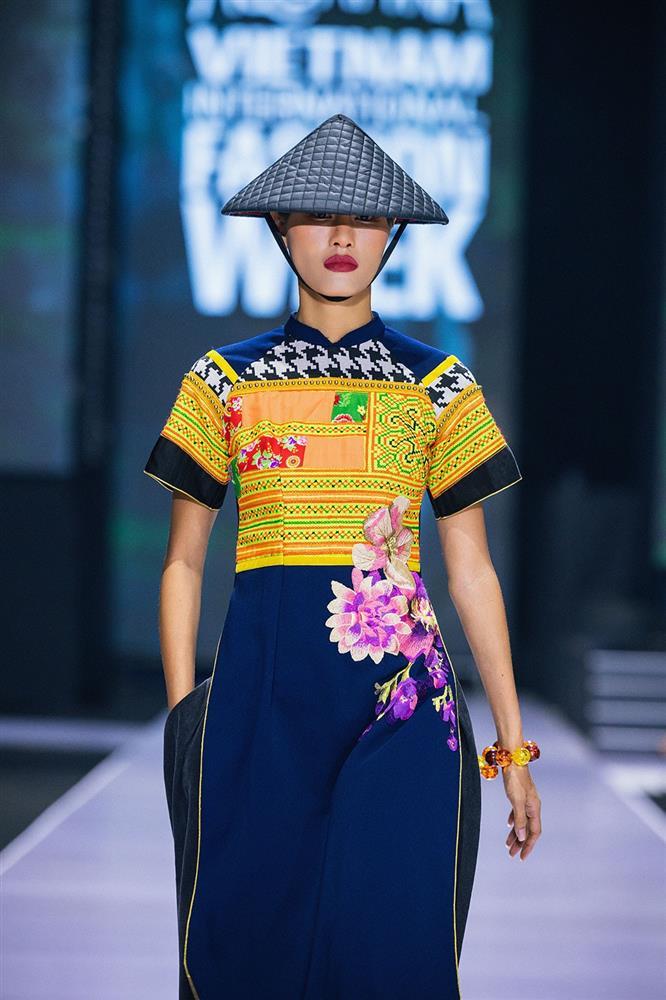 Quang Anh và Bảo Hân nắm tay tình tứ, Thanh Lam diễn xuất thần trên sàn catwalk-13