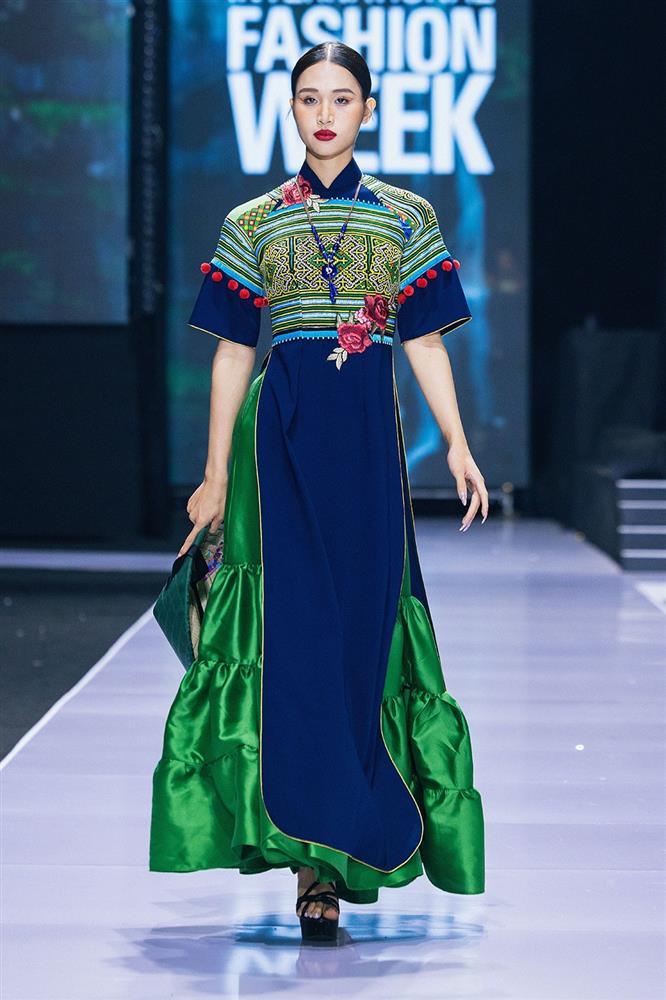 Quang Anh và Bảo Hân nắm tay tình tứ, Thanh Lam diễn xuất thần trên sàn catwalk-16